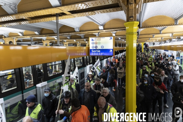 Reforme des retraites - AG Cheminots et envahissement du siege de LVMH