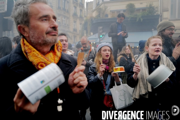 Concert de casserole en marge de l allocution d emmanuel macron