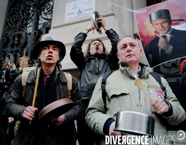 Concert de casserole en marge de l allocution d emmanuel macron