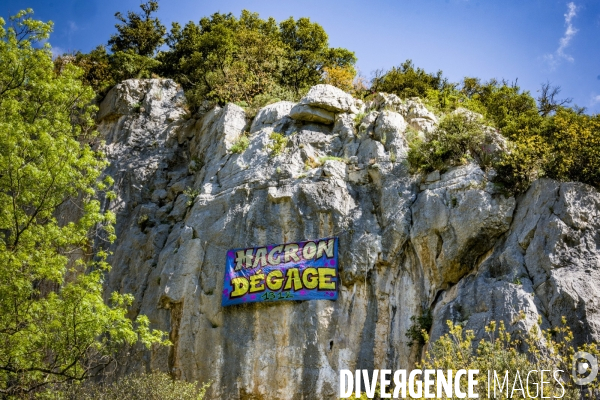 Protestation a flanc de falaise
