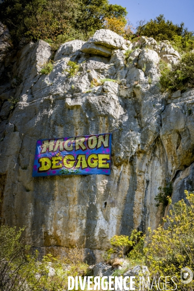 Protestation a flanc de falaise