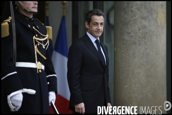 Nicolas sarkozy recoit le president de l  autorite palestinienne mahmoud abbas pour un entretien dejeuner suivi d une conference de presse