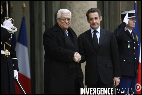 Nicolas sarkozy recoit le president de l  autorite palestinienne mahmoud abbas pour un entretien dejeuner suivi d une conference de presse