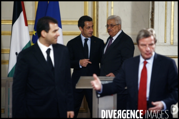 Nicolas sarkozy recoit le president de l  autorite palestinienne mahmoud abbas pour un entretien dejeuner suivi d une conference de presse
