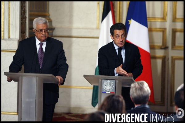 Nicolas sarkozy recoit le president de l  autorite palestinienne mahmoud abbas pour un entretien dejeuner suivi d une conference de presse
