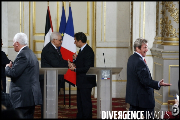 Nicolas sarkozy recoit le president de l  autorite palestinienne mahmoud abbas pour un entretien dejeuner suivi d une conference de presse