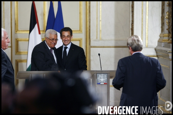 Nicolas sarkozy recoit le president de l  autorite palestinienne mahmoud abbas pour un entretien dejeuner suivi d une conference de presse