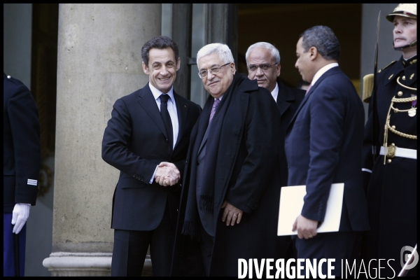 Nicolas sarkozy recoit le president de l  autorite palestinienne mahmoud abbas pour un entretien dejeuner suivi d une conference de presse