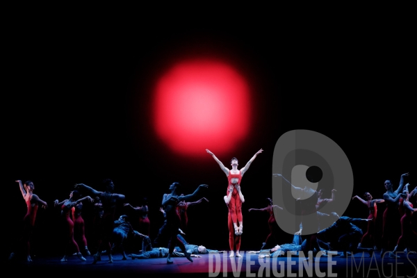 L Oiseau de feu / Béjart / / Ballet de l Opéra national de Paris