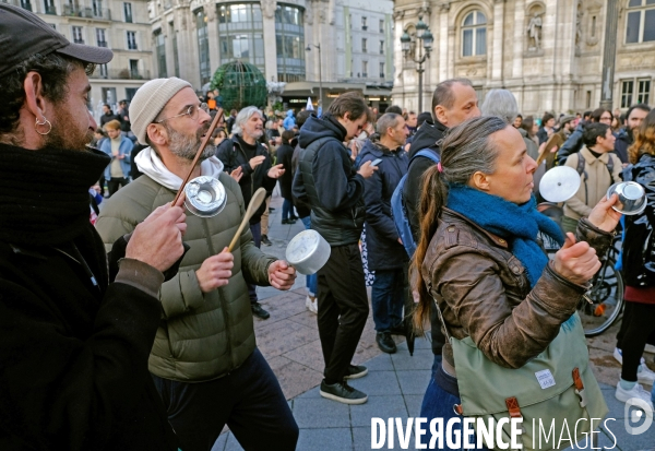 Pour qui résonnent les casseroles ce soir à 20H ? Pour Emmanuel Macron.