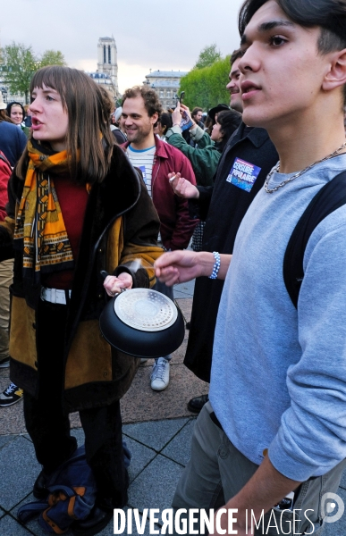 Pour qui résonnent les casseroles ce soir à 20H ? Pour Emmanuel Macron.