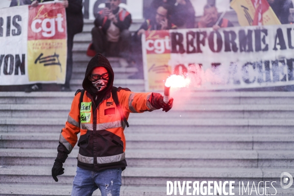 AG des cheminots de gare de Lyon et envahissement du siege d EURONEXT a la Defense