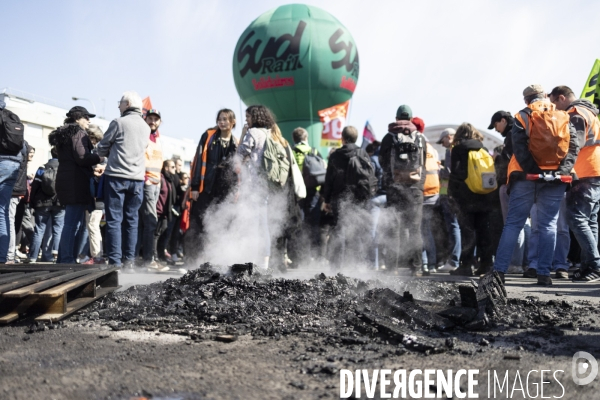 AG des cheminots de gare de Lyon et envahissement du siege d EURONEXT a la Defense