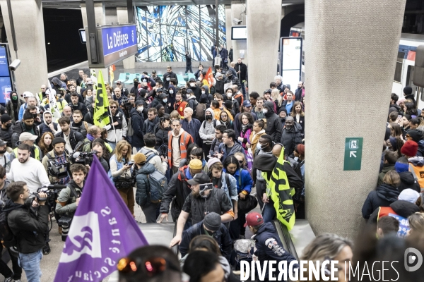 AG des cheminots de gare de Lyon et envahissement du siege d EURONEXT a la Defense