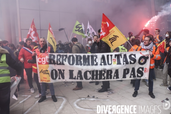 AG des cheminots de gare de Lyon et envahissement du siege d EURONEXT a la Defense