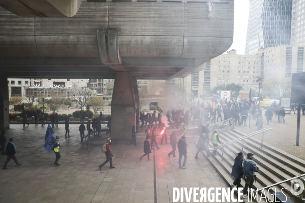 AG des cheminots de gare de Lyon et envahissement du siege d EURONEXT a la Defense