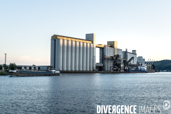 Illustrations silos à grain