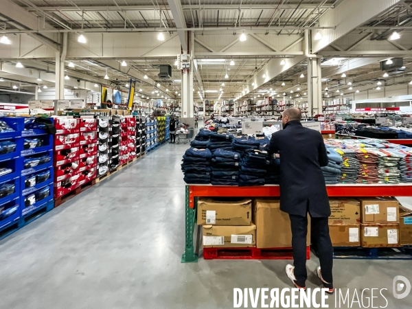 Shopping dans un magasin Costco, entrepot hard discount