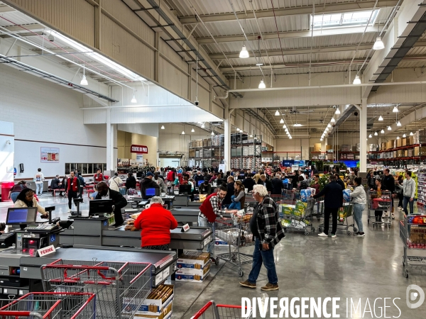 Shopping dans un magasin Costco, entrepot hard discount