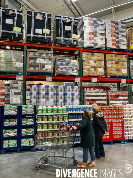 Shopping dans un magasin Costco, entrepot hard discount