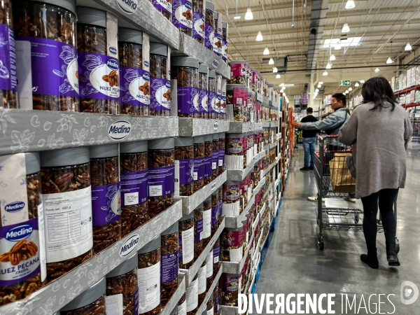 Shopping dans un magasin Costco, entrepot hard discount