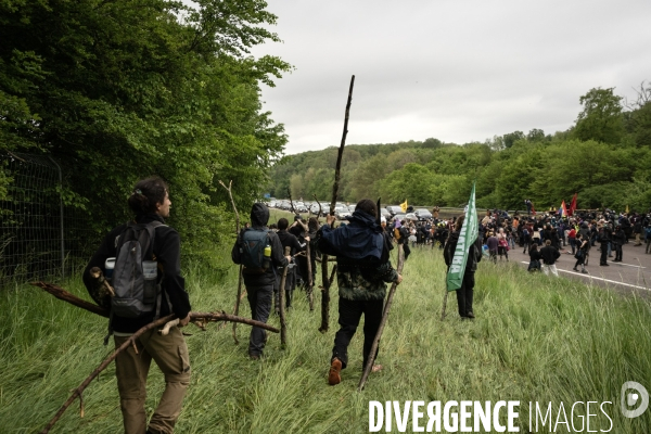 Les soulèvements de la terre contre le projet de l autoroute A134/A133 au festival des bâtons dans les routes.