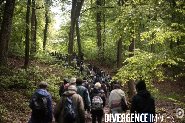 Les soulèvements de la terre contre le projet de l autoroute A134/A133 au festival des bâtons dans les routes.