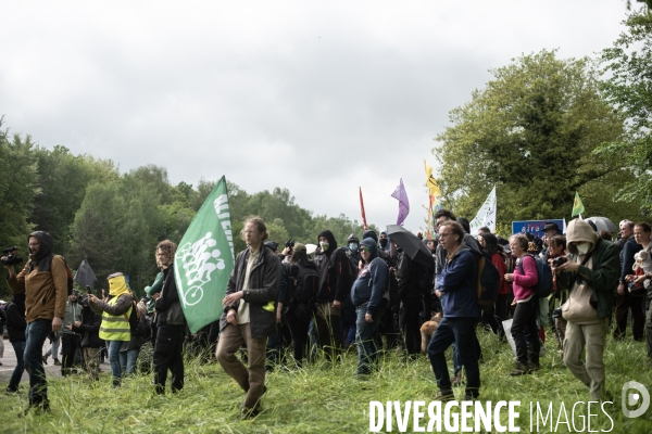 Les soulèvements de la terre contre le projet de l autoroute A134/A133 au festival des bâtons dans les routes.