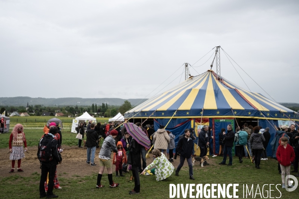 Les soulèvements de la terre contre le projet de l autoroute A134/A133 au festival des bâtons dans les routes.