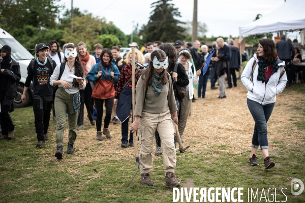 Les soulèvements de la terre contre le projet de l autoroute A134/A133 au festival des bâtons dans les routes.