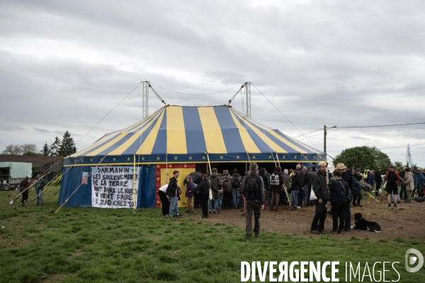 Les soulèvements de la terre contre le projet de l autoroute A134/A133 au festival des bâtons dans les routes.
