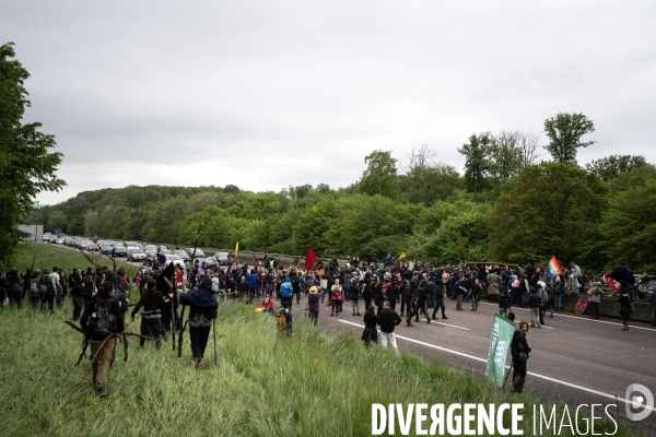 Les soulèvements de la terre contre le projet de l autoroute A134/A133 au festival des bâtons dans les routes.