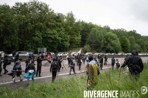Les soulèvements de la terre contre le projet de l autoroute A134/A133 au festival des bâtons dans les routes.