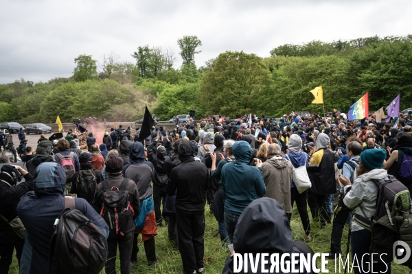 Les soulèvements de la terre contre le projet de l autoroute A134/A133 au festival des bâtons dans les routes.