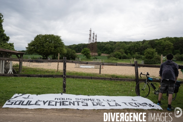 Les soulèvements de la terre contre le projet de l autoroute A134/A133 au festival des bâtons dans les routes.
