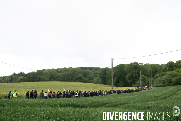 Les soulèvements de la terre contre le projet de l autoroute A134/A133 au festival des bâtons dans les routes.