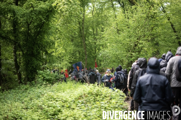Les soulèvements de la terre contre le projet de l autoroute A134/A133 au festival des bâtons dans les routes.