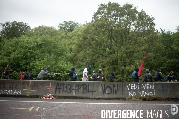 Les soulèvements de la terre contre le projet de l autoroute A134/A133 au festival des bâtons dans les routes.