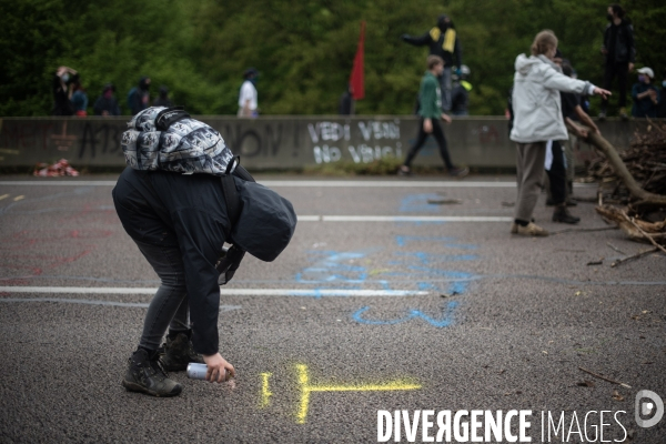 Les soulèvements de la terre contre le projet de l autoroute A134/A133 au festival des bâtons dans les routes.