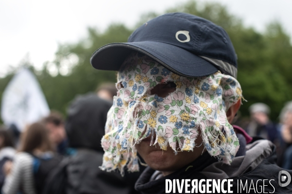 Les soulèvements de la terre contre le projet de l autoroute A134/A133 au festival des bâtons dans les routes.