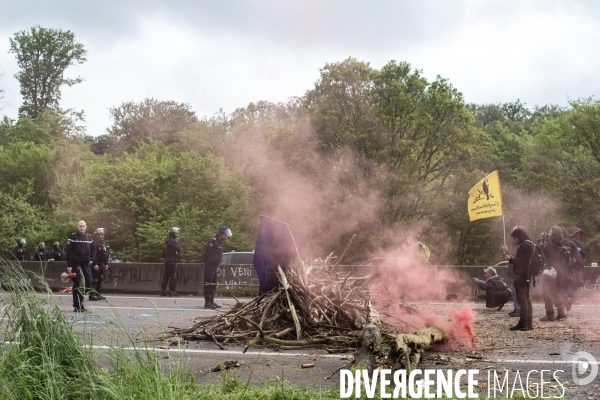 Les soulèvements de la terre contre le projet de l autoroute A134/A133 au festival des bâtons dans les routes.