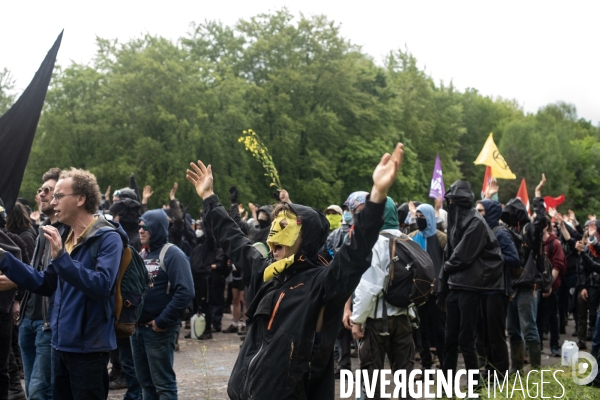 Les soulèvements de la terre contre le projet de l autoroute A134/A133 au festival des bâtons dans les routes.