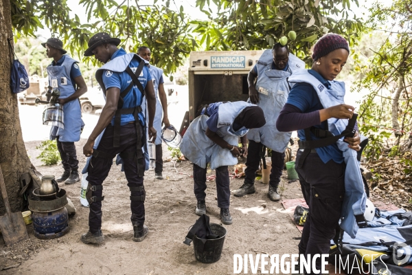 Deminage en casamance, senegal.