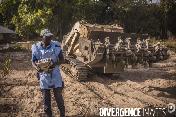 Deminage en casamance, senegal.