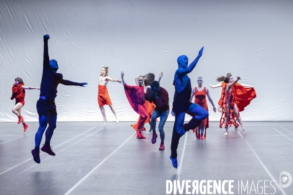 Any attempt will end in crushed bodies and shattered bones de Jan Martens