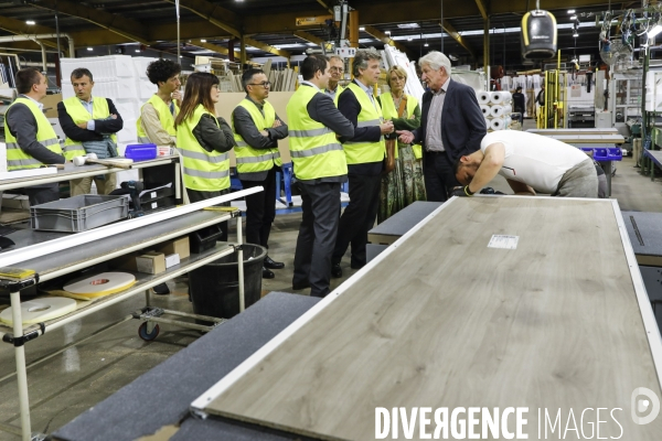 Arnaud Montbourg visite le pole agroalimentaire du Technopole Agropole d Agen et l usine Lechef