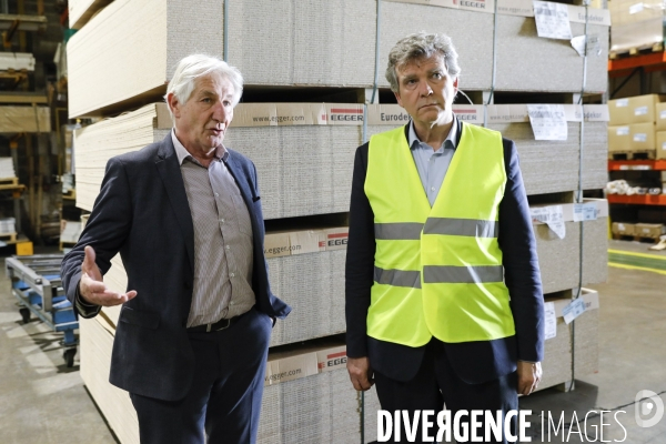 Arnaud Montbourg visite le pole agroalimentaire du Technopole Agropole d Agen et l usine Lechef