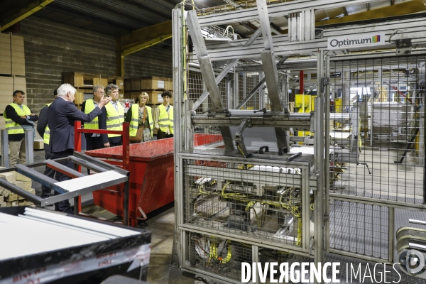 Arnaud Montbourg visite le pole agroalimentaire du Technopole Agropole d Agen et l usine Lechef