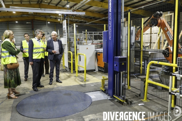 Arnaud Montbourg visite le pole agroalimentaire du Technopole Agropole d Agen et l usine Lechef