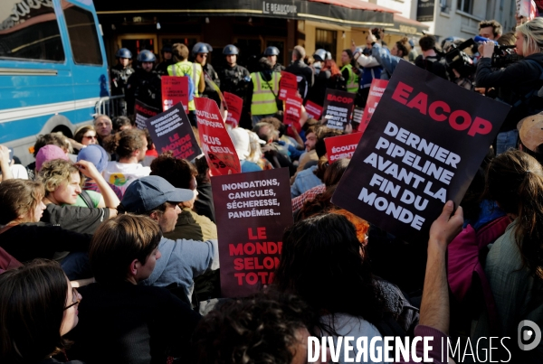 Tentative de blocage par des militants pour le climat de l’AG de TotalEnergies